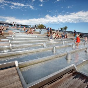 NEMO; Waterpret op dak tijdens tropische hitte