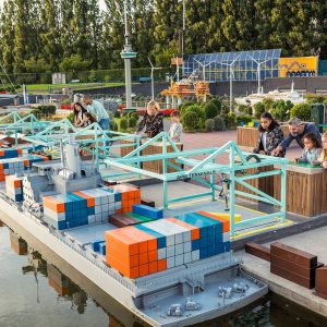 Madurodam containers laden in Rotterdamse haven