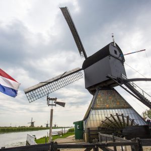 De oude molens van UNESCO Werelderfgoed Kinderdijk houden al eeuwen de wacht tegen het water. Kom langs en beleef een spannend, leerzaam en inspirerend dagje uit, want in Kinderdijk wacht een uniek avontuur vol draaiende wieken, het gekraak van houten machines en echte molenaars die je leren hoe je met de wind het land uit het water redt!
 foto: ARIE KIEVIT