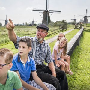 Nederland  Kinderdijk 21augustus 2015
De molens van Kinderdijk betreffen negentien molens in het noordwesten van de Alblasserwaard, een streek in de provincie Zuid-Holland. Alhoewel ze worden aangeduid als behorend tot het dorpje Kinderdijk (gemeente Molenwaard) ligt één molen net daarbuiten (De Blokker), in de gemeente Alblasserdam.  Het gaat om poldermolens, die twee molengangen vormen en een grote (ook internationale) toeristische trekpleister zijn. Alle negentien molens van het complex zijn eigendom van de Stichting Werelderfgoed Kinderdijk. Sinds 1997 staan ze op de Werelderfgoedlijst van UNESCO en het gebied is tevens een beschermd dorpsgezicht. De molenrijen zijn alleen te voet of per fiets goed te bezichtigen. Eén van de molens, vrij dicht bij de bebouwing van Kinderdijk, is ook van binnen te bezichtigen.  De molens bij Kinderdijk zijn gebouwd vanaf het einde van de vijftiende eeuw, maar de huidige molens dateren bijna allemaal uit 1738 en 1740.
foto:Arie Kievit