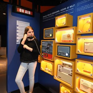 vrouw aan telefoon bij waddenstad zeehondenonderzoek